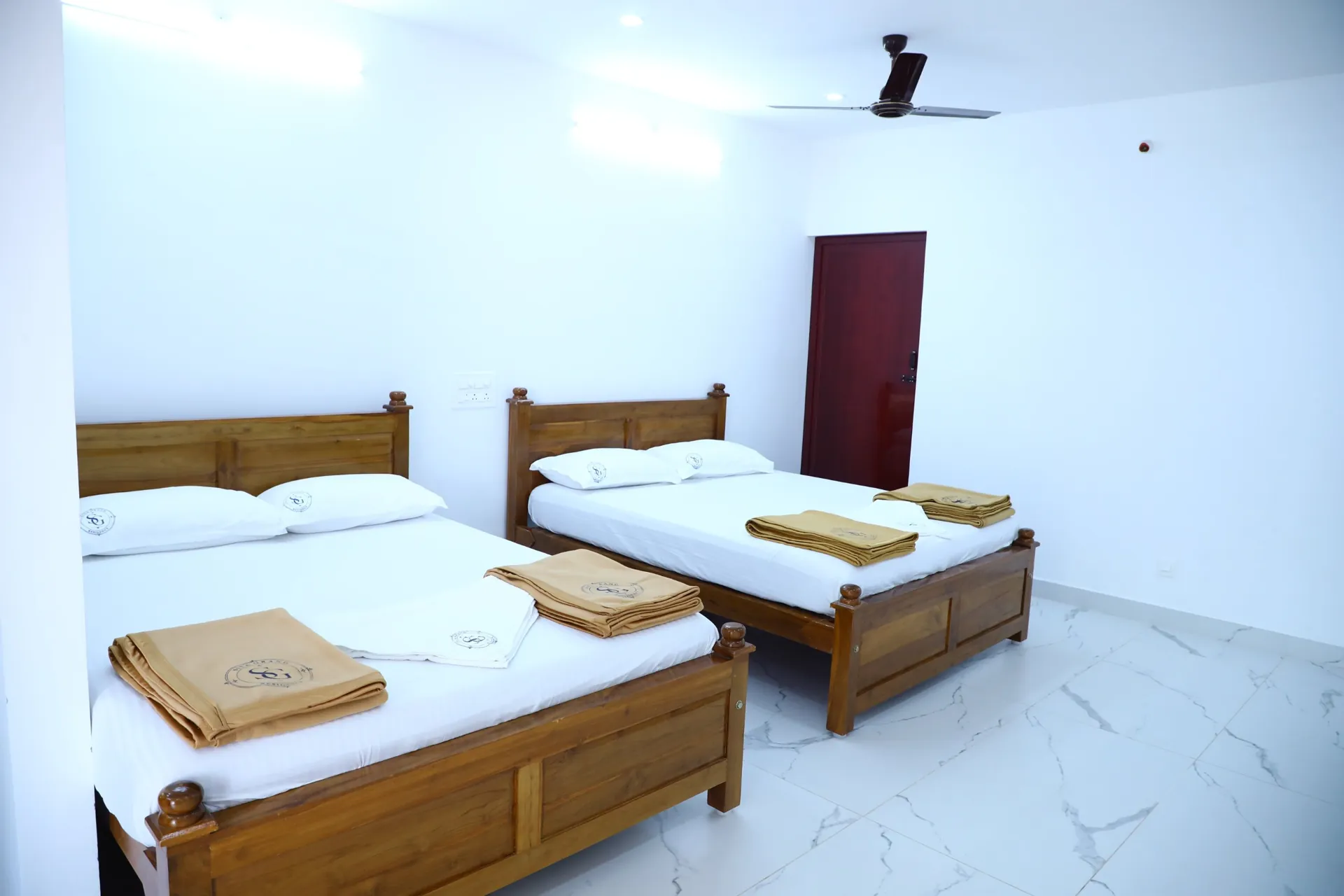 Fully Furnished Luxury Rooms